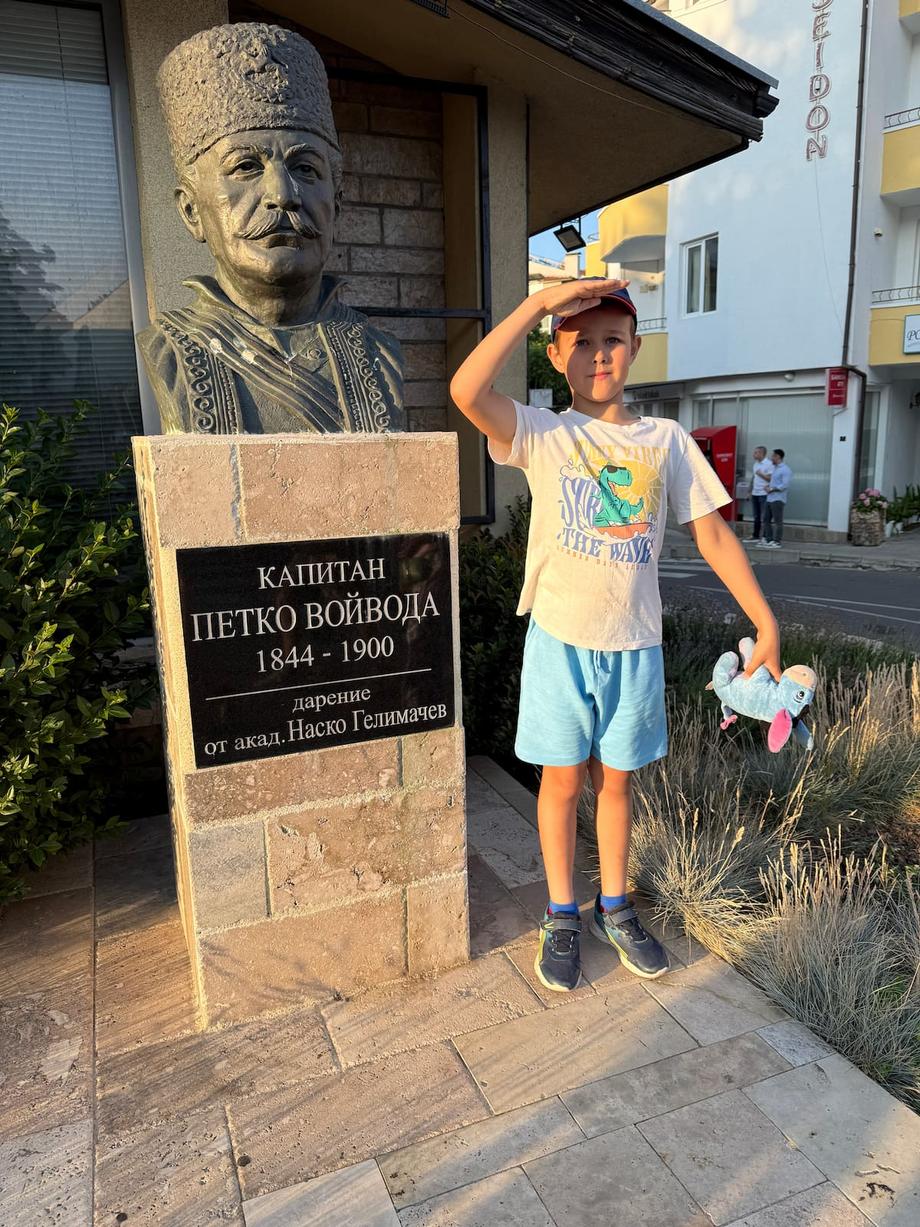 Kapitan Petko Voivoda statue