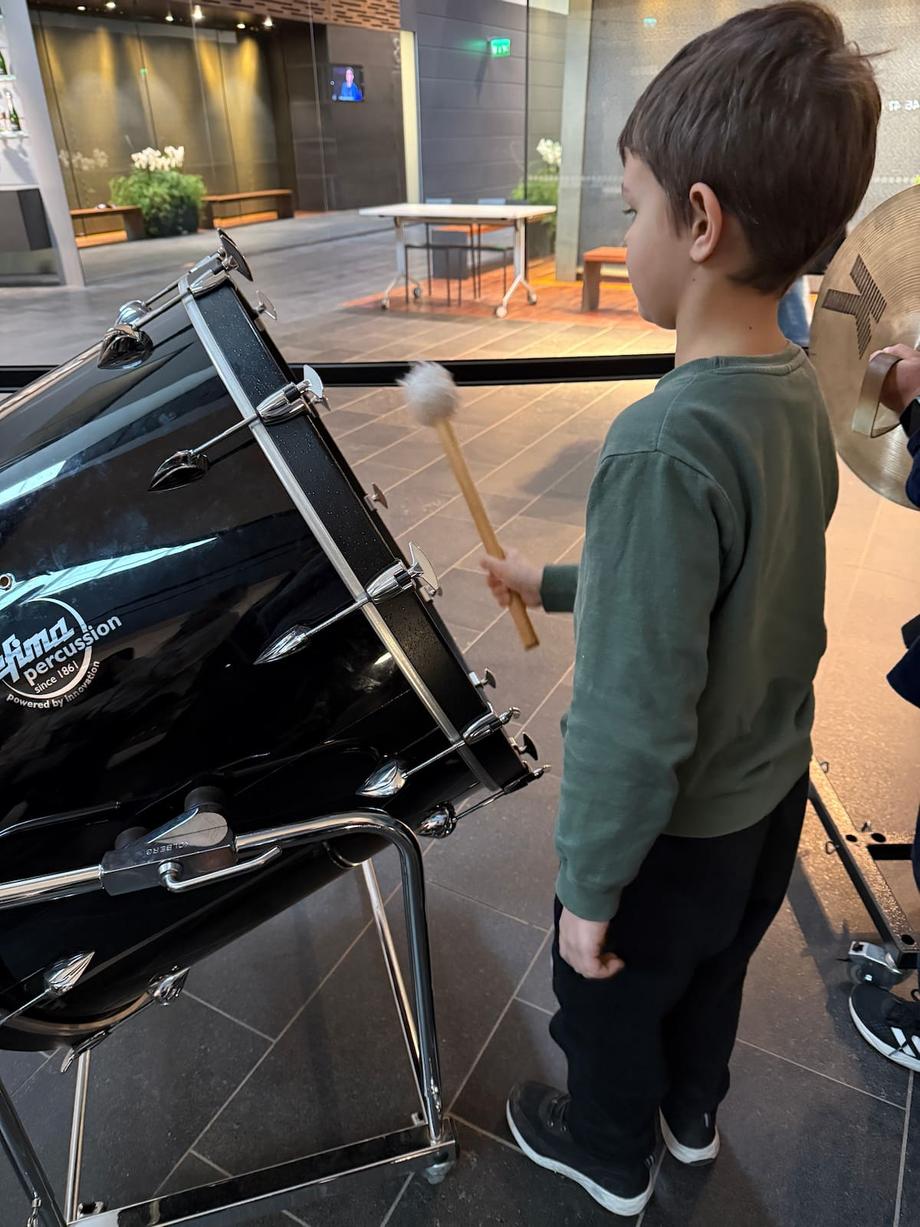 Anton tries music museum