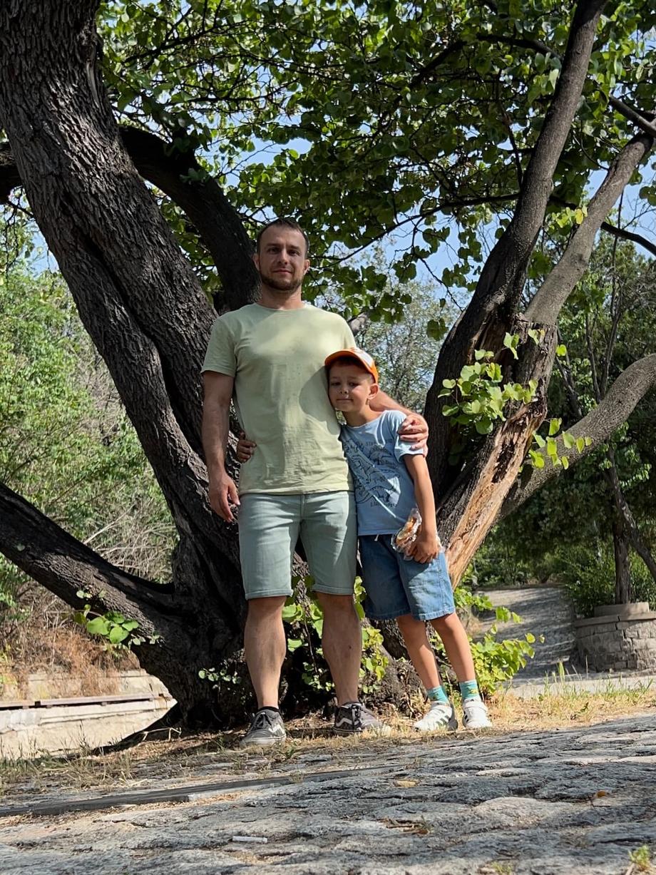 anton and dad at the tree in the Plovdiv hill