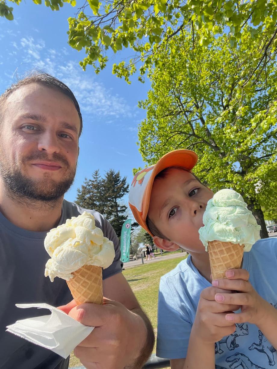 anton and dad eating icecream