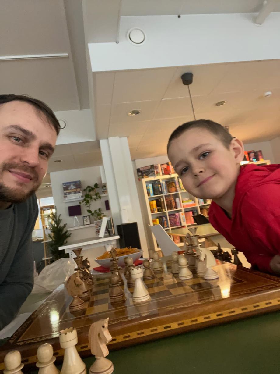 anton and dad play chess